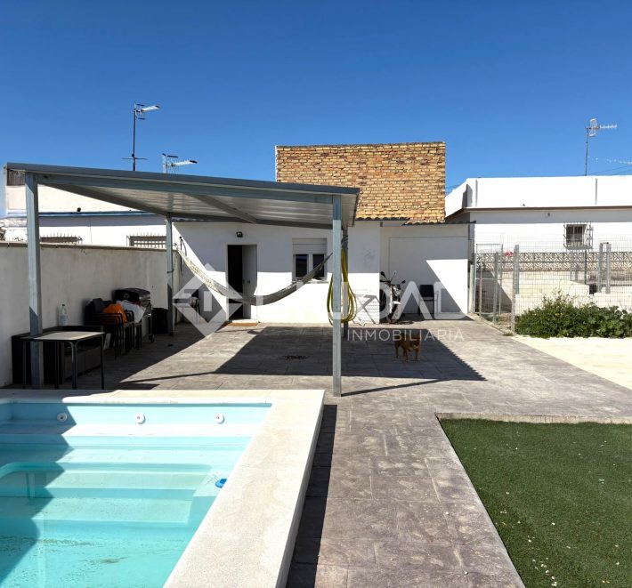 Parcela de recreo con construcción y piscina