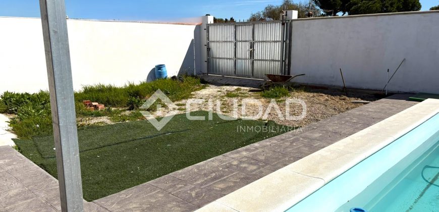 Parcela de recreo con construcción y piscina