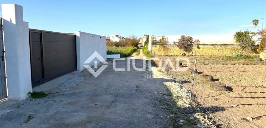 Parcela de recreo con construcción y piscina