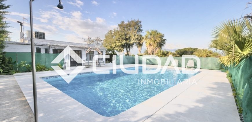 Campo con casa y piscina de obra – Zona La Encinilla