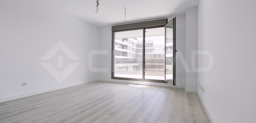 ¡Vivienda a estrenar con piscina en urbanización!