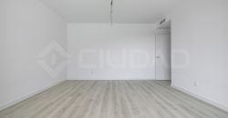 ¡Vivienda a estrenar con piscina en urbanización!