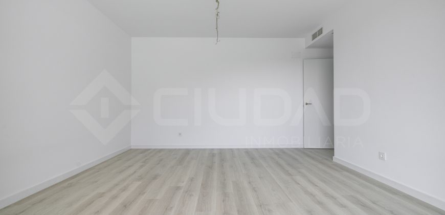 ¡Vivienda a estrenar con piscina en urbanización!