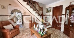 Casa de 2 plantas que da a dos calles