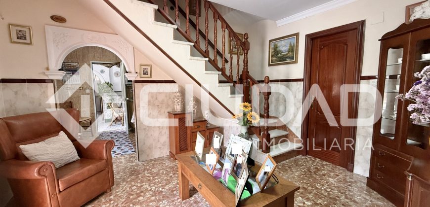 Casa de 2 plantas que da a dos calles