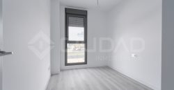 ¡Vivienda a estrenar con piscina en urbanización!