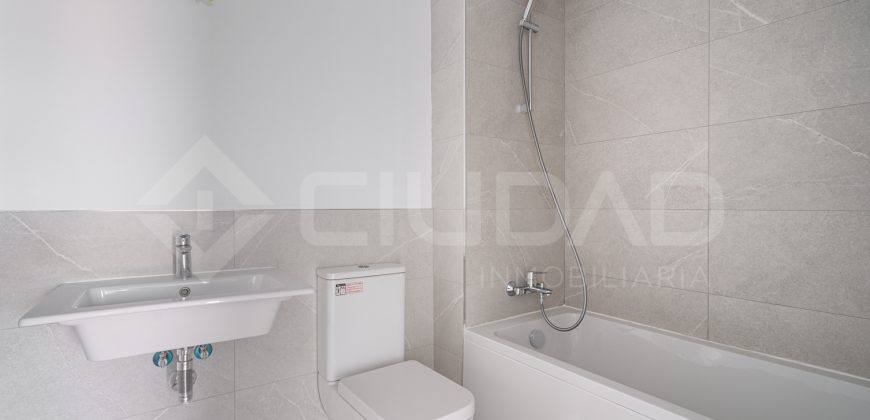 ¡Vivienda a estrenar con piscina en urbanización!