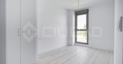 ¡Vivienda a estrenar con piscina en urbanización!