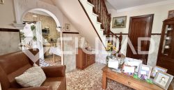 Casa de 2 plantas que da a dos calles