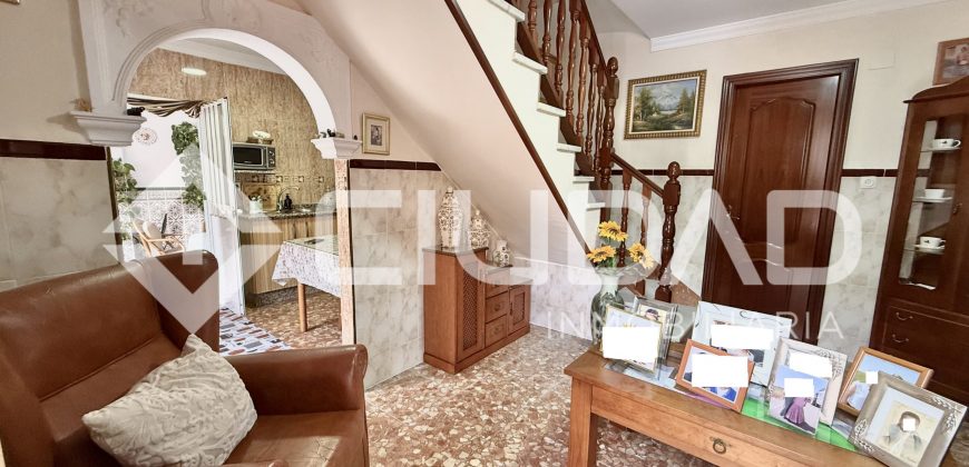 Casa de 2 plantas que da a dos calles