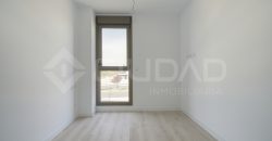 ¡Vivienda a estrenar con piscina en urbanización!