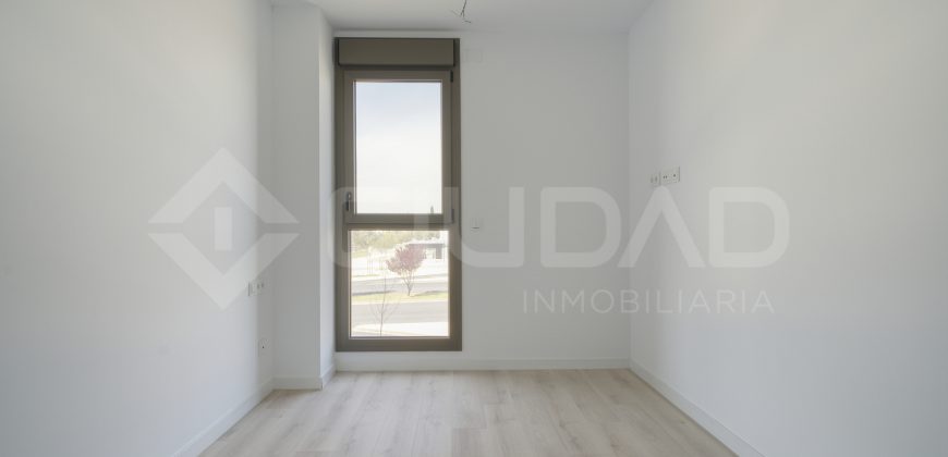 ¡Vivienda a estrenar con piscina en urbanización!