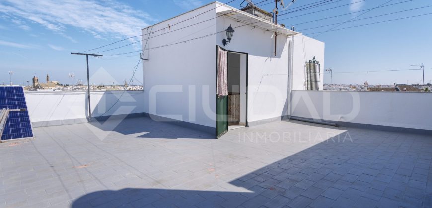 GRAN VIVIENDA CÉNTRICA DE DOS PLANTAS