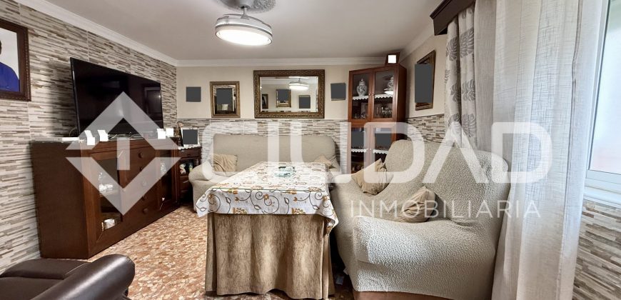 Casa de 2 plantas que da a dos calles