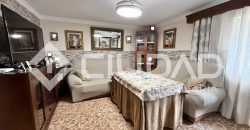 Casa de 2 plantas que da a dos calles