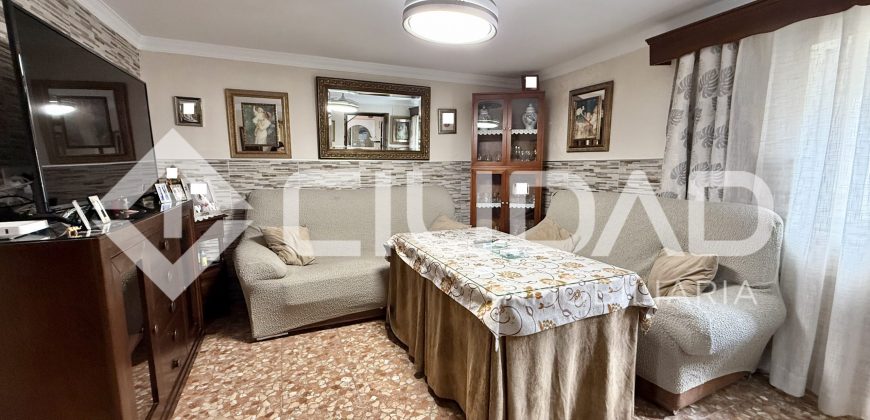 Casa de 2 plantas que da a dos calles