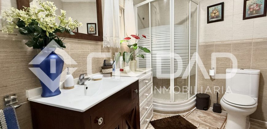 Casa de 2 plantas que da a dos calles