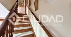 Casa de 2 plantas que da a dos calles