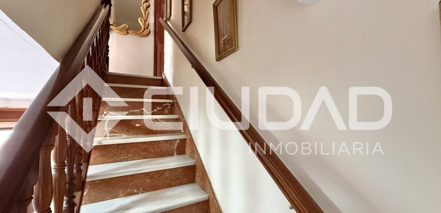 Casa de 2 plantas que da a dos calles