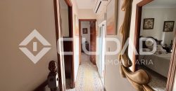 Casa de 2 plantas que da a dos calles