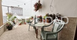 Casa de 2 plantas que da a dos calles