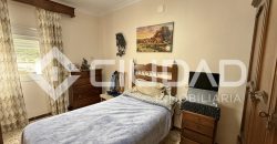 Casa de 2 plantas que da a dos calles