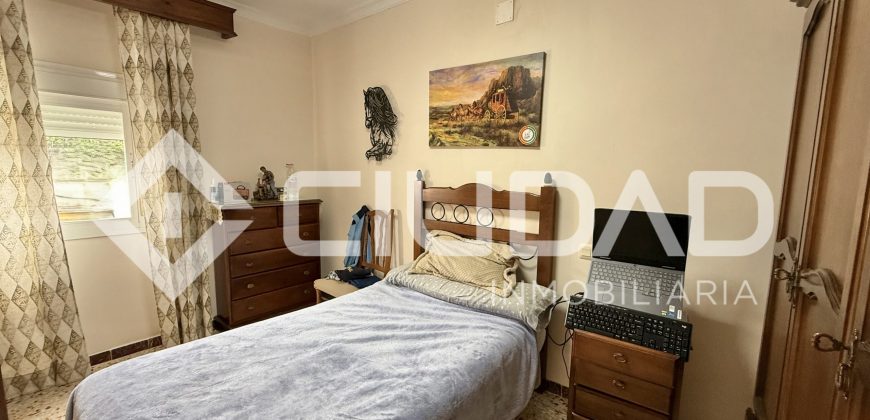 Casa de 2 plantas que da a dos calles