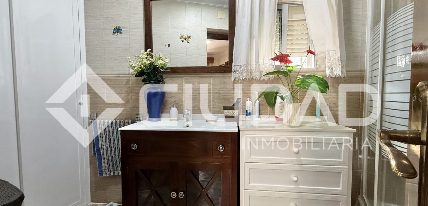 Casa de 2 plantas que da a dos calles