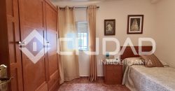 Casa de 2 plantas que da a dos calles