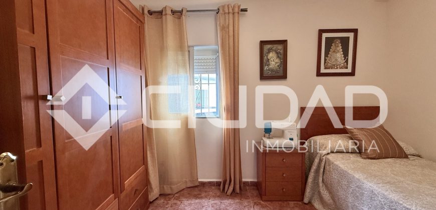 Casa de 2 plantas que da a dos calles