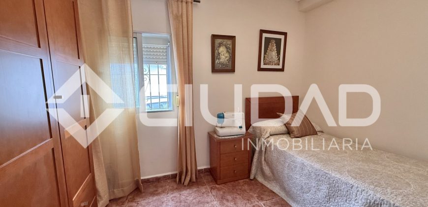 Casa de 2 plantas que da a dos calles