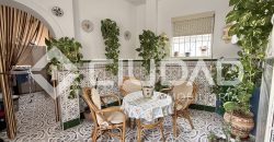 Casa de 2 plantas que da a dos calles