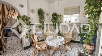 Casa de 2 plantas que da a dos calles