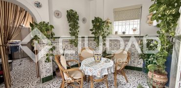 Casa de 2 plantas que da a dos calles