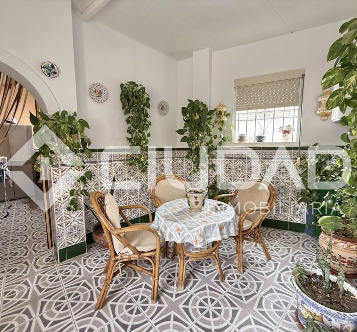 Casa de 2 plantas que da a dos calles