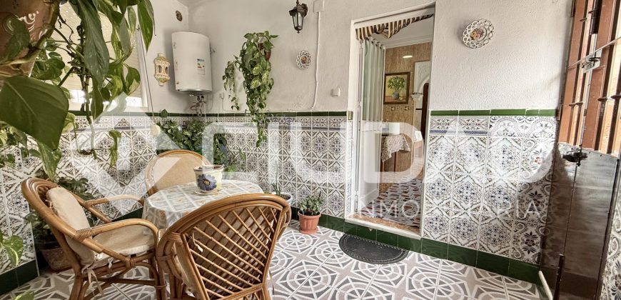 Casa de 2 plantas que da a dos calles