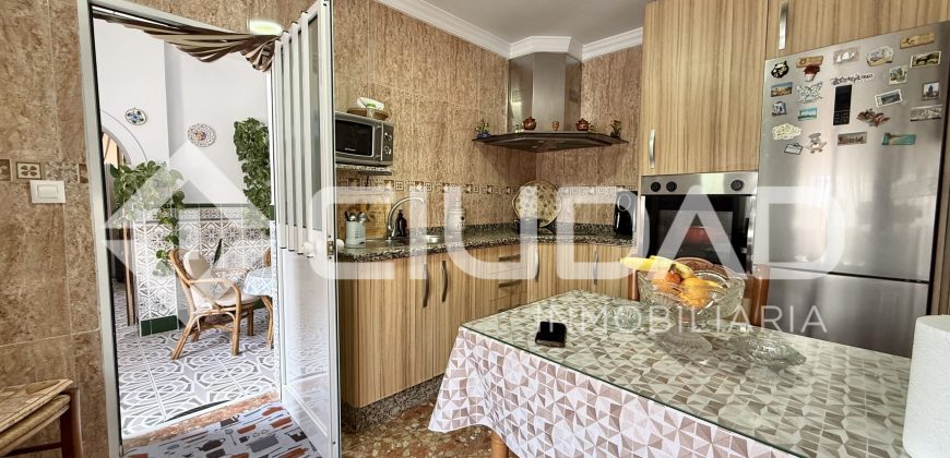 Casa de 2 plantas que da a dos calles