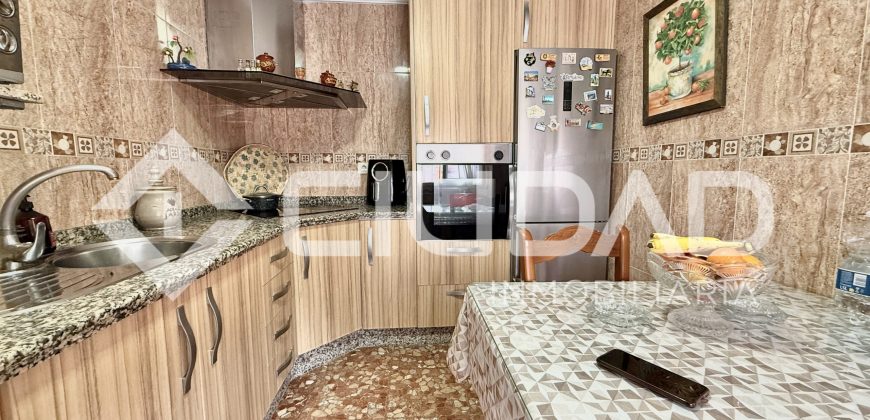 Casa de 2 plantas que da a dos calles