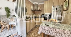 Casa de 2 plantas que da a dos calles