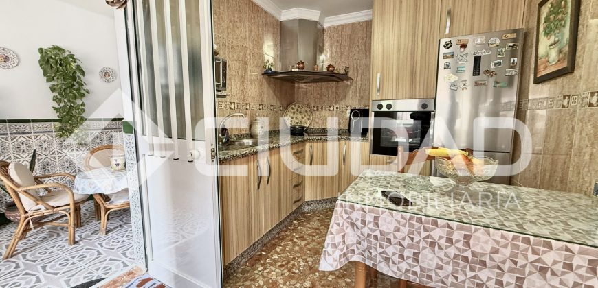 Casa de 2 plantas que da a dos calles