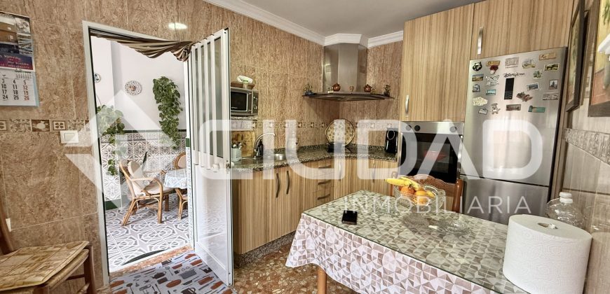 Casa de 2 plantas que da a dos calles