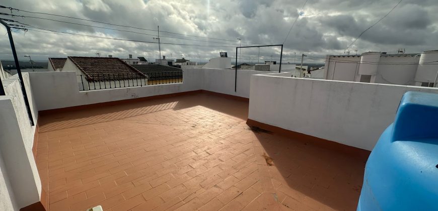 CASA DE DOS PLANTAS EN FUENTES DE ANDALUCÍA