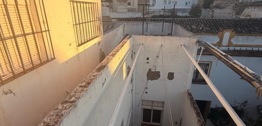 Amplia Propiedad con Opción de Local Comercial y Cochera en calle Capitán Cala!