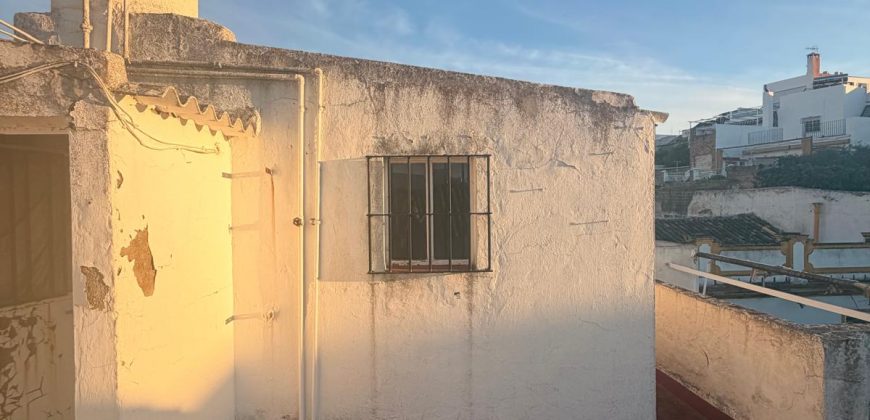 Amplia Propiedad con Opción de Local Comercial y Cochera en calle Capitán Cala!