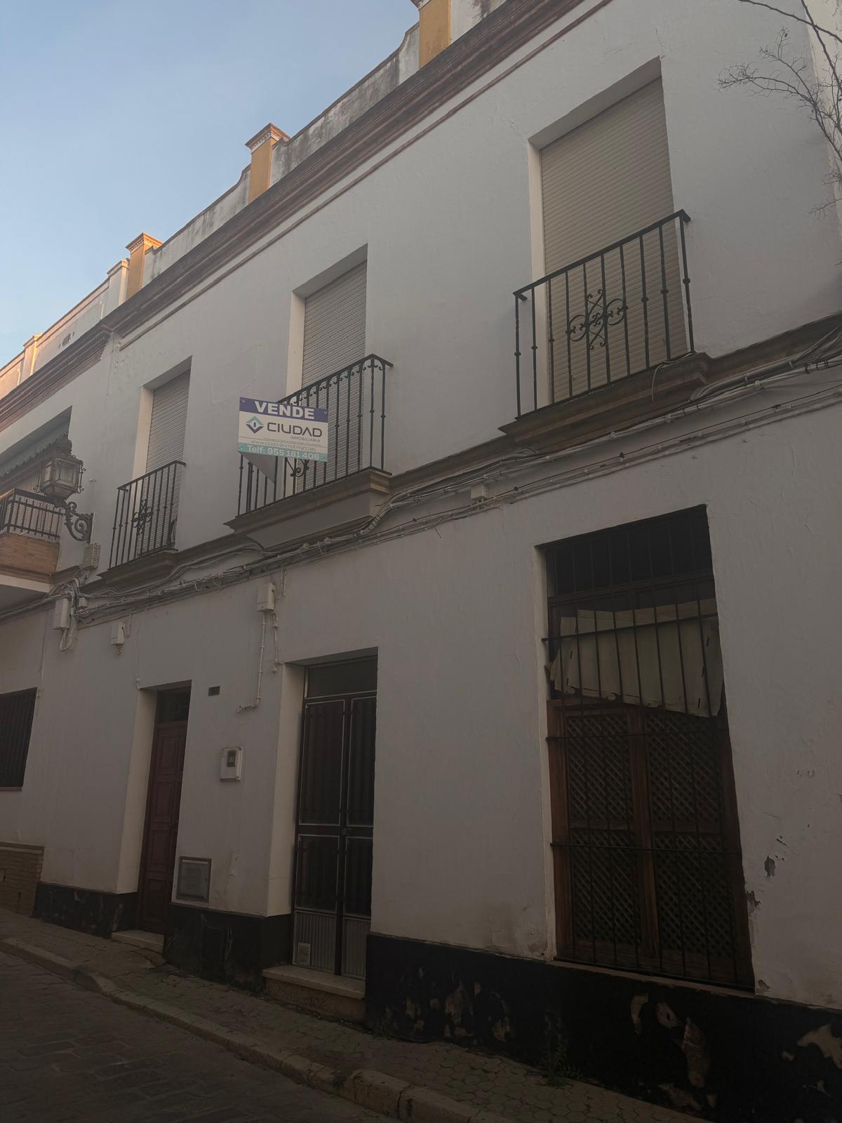 Amplia Propiedad con Opción de Local Comercial y Cochera en calle Capitán Cala!