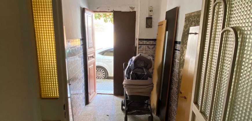 Casa a Reformar con Amplios Espacios y Patios Interiores!