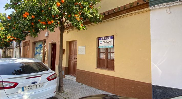 Casa a Reformar con Amplios Espacios y Patios Interiores!