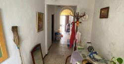 Casa a Reformar con Amplios Espacios y Patios Interiores!