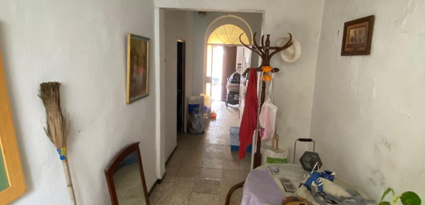 Casa a Reformar con Amplios Espacios y Patios Interiores!