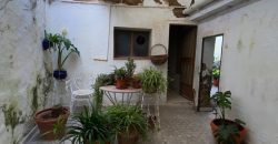 Casa a Reformar con Amplios Espacios y Patios Interiores!